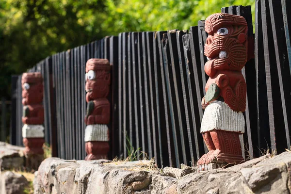 Traditional Maori Carvings New Zealand Row Small Human Figures Fence — Stock Photo, Image