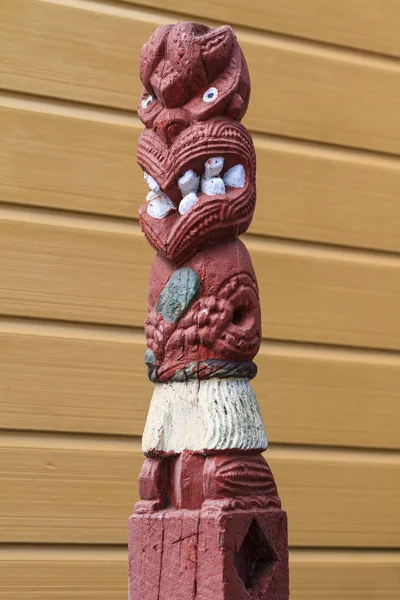 Tradicional Nova Zelândia Maori Escultura Madeira Forma Homem Pequeno Segurando — Fotografia de Stock