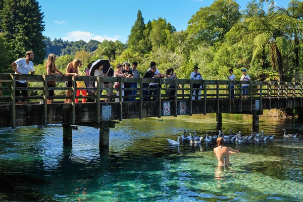 Hamurana Springs Cerca Rotorua Nueva Zelanda Una Mujer Baña Agua — Foto de Stock