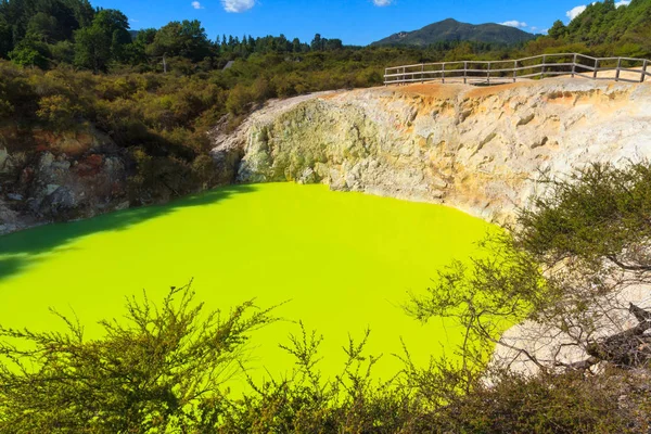 Világos Zöld Víz Élénken Színes Ördög Fürdő Waiotapu Geotermális Területen — Stock Fotó