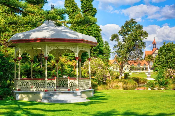 Hükümet Bahçeleri, Rotorua, Yeni Zelanda. Arka planda Rotorua müzesi ile bir vintage grup rotunda 