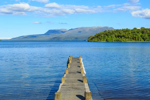 Lake Tarawera alanında Rotorua, Yeni Zelanda. Volkanik Dağı Tarawera ufukta pier noktalarda 