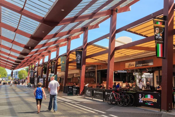 뉴질랜드입니다 보행자 쇼핑몰 있으며 레스토랑 카페를 늘어서 혁신적인 디자인 개폐식 — 스톡 사진