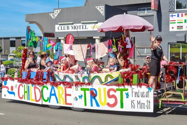 Desfile Navidad Rotorua Nueva Zelanda Niños Pequeños Sus Cuidadores Pasan — Foto de Stock