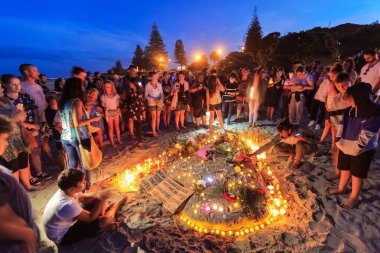 Mount Maunganui beach, Yeni Zelanda, 15 Mart kurbanları için bir mum ışığı nöbeti Christchurch Camii çekimleri. İnsanlar kum bir kalp şeklinde mum yerleştirin. Fotoğraflandı 16 Mart 2019