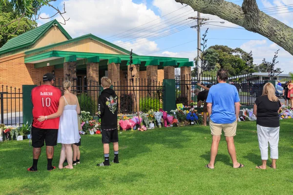 3月15日克赖斯特彻奇枪击案发生后 新西兰陶兰加的公民在当地的一座清真寺表达敬意 清真寺的栅栏上排列着花束和同情卡 拍摄于2019年3月16日 — 图库照片