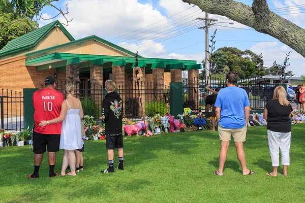 Vatandaşlar Tauranga, yeni yerel bir cami de Mart 15 sonra saygılarını Zelanda Christchurch çekimleri. Buketler çiçek ve sempati kartları caminin çit satır. Fotoğraflandı 16 Mart 2019 