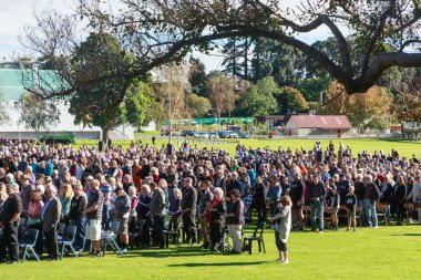 Yeni Zelanda'nın Tauranga kentinde ki Memorial Park'taki Anzak Günü töreninde büyük bir kalabalık dikkat çekiyor. Anzak Günü, Yeni Zelanda / Avustralya'nın silahlı kuvvetleri anma günüdür. 25 Nisan 2019