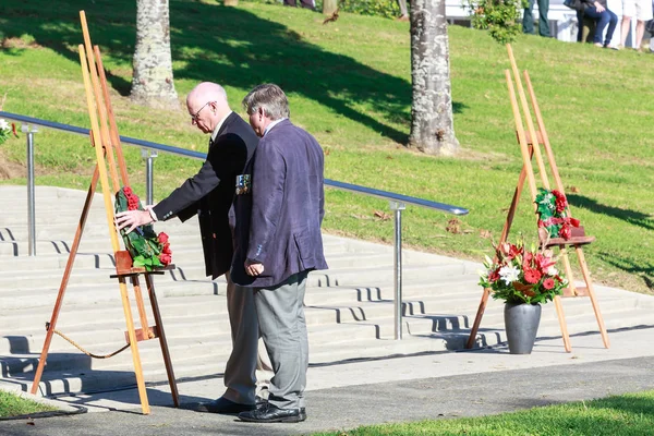 Två Äldre Veteraner Krans Vid War Memorial Kenotaf Memorial Park — Stockfoto