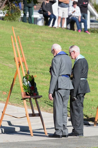 Deux Anciens Combattants Âgés Rendant Hommage Une Couronne Jour Anzac — Photo