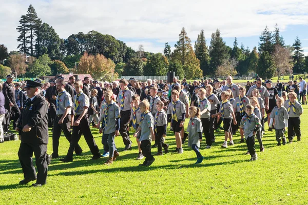 Des Éclaireurs Néo Zélandais Uniforme Marchant Dans Memorial Park Tauranga — Photo