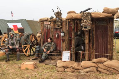 Birinci Dünya Savaşı Alman askerleri gibi giyinmiş askeri reenactors, Bir Batı Cephesi siper barınak bir rekreasyon önünde. Mount Maunganui, Yeni Zelanda, 26 Ocak 2014