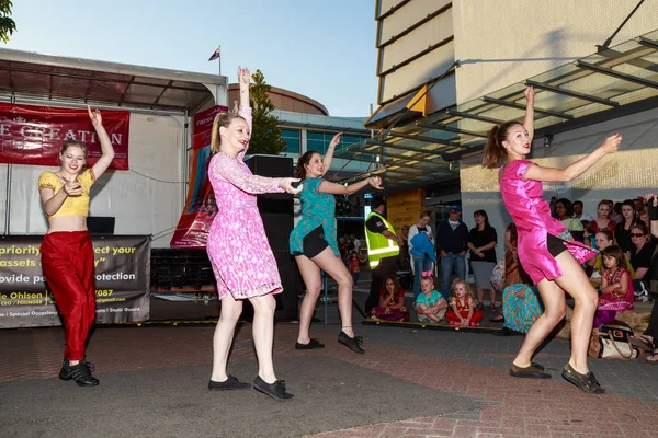 Mujeres Jóvenes Trajes Brillantes Bailando Calle Para Celebrar Diwali Festival — Foto de Stock
