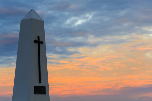 Памятник жертвам войны, гора Маунгануи, Новая Зеландия, на закате
 