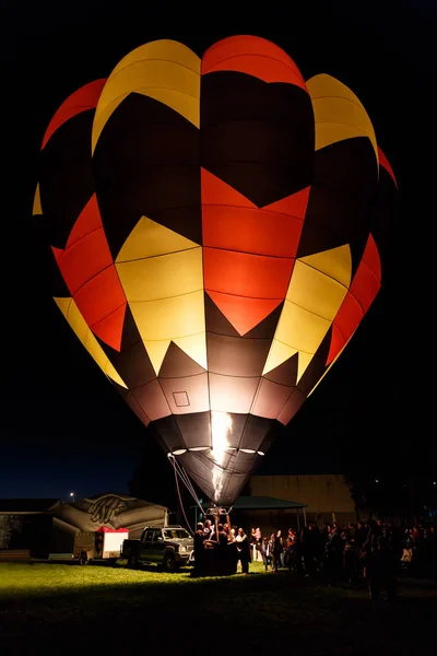 Balão Quente Vermelho Preto Amarelo Noite Iluminado Pelo Fogo Seu — Fotografia de Stock