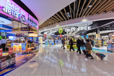 Auckland Uluslararası Havaalanı, Yeni Zelanda. Terminal içinde duty free mağazaları. 25 Mayıs 2019