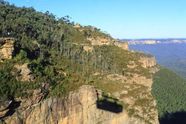 Mavi Dağlar, Avustralya. Bir uçurumun üzerinde bir Skyway teleferiğine gölge. 