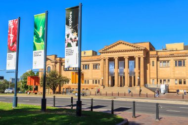 Yeni Güney Galler Devlet Kütüphanesi, Sydney, Avustralya, Kraliyet Botanik Bahçesi'nden görüldü. 27 Mayıs 2019 