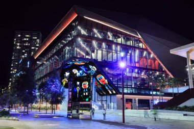 ICC (Uluslararası Kongre Merkezi) binası, Sydney, Avustralya, geceleri. Ön tarafta, bir monitör Bankası 