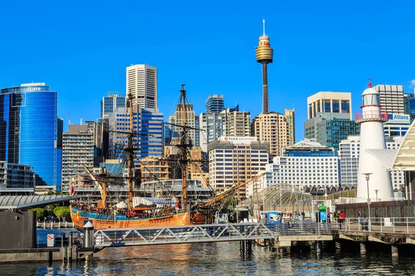 澳大利亚悉尼达令港景观 库克船长的船 号和历史悠久的保龄球绿灯塔的复制品 2019 — 图库照片