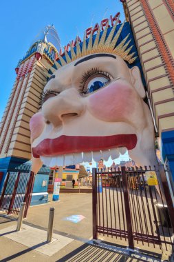 Luna Park, Sidney, Avustralya'da bir eğlence parkı. Giriş kapılarında gülümseyen yüzün yakın çekim. 30 Mayıs 2019 