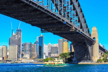 Sydney Harbour Köprüsü'nün altından geçen bir feribot, Avustralya. Milsons Point'ten görüldü