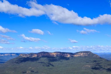 Doğal Mavi Dağlar'daki okaliptüs ormanından yükselen Yalnız Dağı, Yeni Güney Galler, Avustralya 