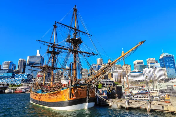 库克船长的著名船 号在悉尼达令港是澳大利亚国家海事博物馆的复制品 2019 — 图库照片