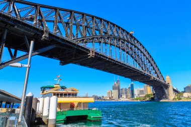 Sydney Harbour, Avustralya'da bir yolcu feribotu, Sydney Harbour Köprüsü'nün havada süzülürken