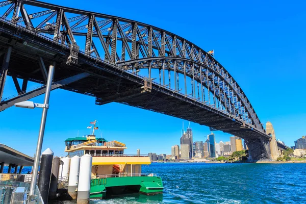 澳大利亚悉尼港的客轮 悉尼港大桥在头顶上飞扬 — 图库照片