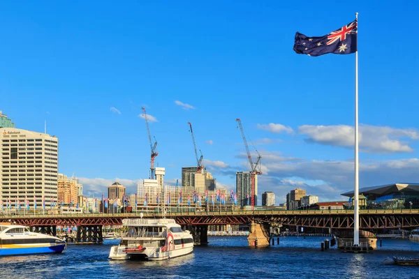 达令港 澳大利亚 一面巨大的澳大利亚国旗飘扬在历史悠久的皮尔蒙特大桥旁 2019 — 图库照片