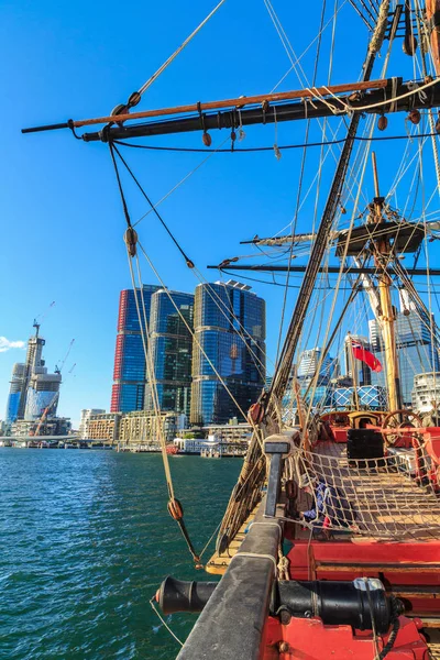 澳大利亚国家海事博物馆在澳大利亚悉尼达令港的著名船 奋进号 的复制品 其背后有现代建筑 2019 — 图库照片