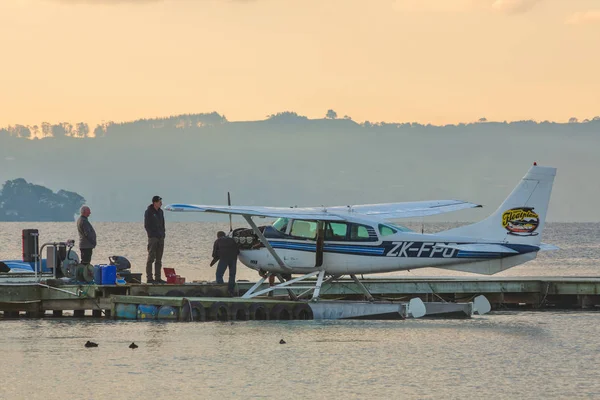 旅游水上飞机由 陶波的水上飞机 在新西兰罗托鲁瓦湖的一个码头运行 维修人员检查发动机 2019 — 图库照片