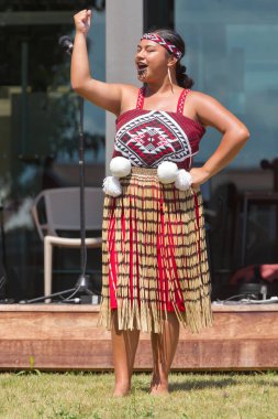 Bir kadın kapa haka dansçı keten etek ve desenli korse geleneksel Maori kostüm giyiyor. Tauranga, Yeni Zelanda, 6 Şubat 2019