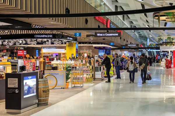 Sidney Uluslararası Havaalanı Duty free alışveriş merkezi, Sidney, Avustralya. Ön planda mağaza şarap ve şampanya konusunda uzmanlaşmıştır. 30 Mayıs 2019 