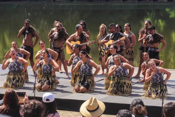 Grupo Cultural Maori Homens Mulheres Traje Tradicional Realizando Uma Dança — Fotografia de Stock