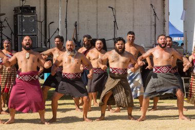 Geleneksel dans maori erkekler bir haka (tören dansı) performans. Mount Maunganui, Yeni Zelanda, 6 Şubat 2019