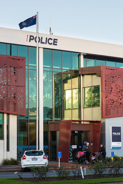 Полицейский участок Роторуа и штаб-квартира полицейского округа Бэй-оф-Пленти, Роторуа, Новая Зеландия, с флагом полиции Новой Зеландии, вывешенным снаружи. 7 июня 2019 года
