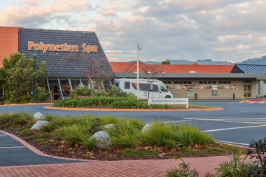 Polinezya Spa, Hükümet Bahçeleri park, Rotorua, Yeni Zelanda tanınmış bir banyo kompleksi. Otelde doğal jeotermal ısıtmalı mineral havuzları bulunmaktadır. 29 Haziran 2019 