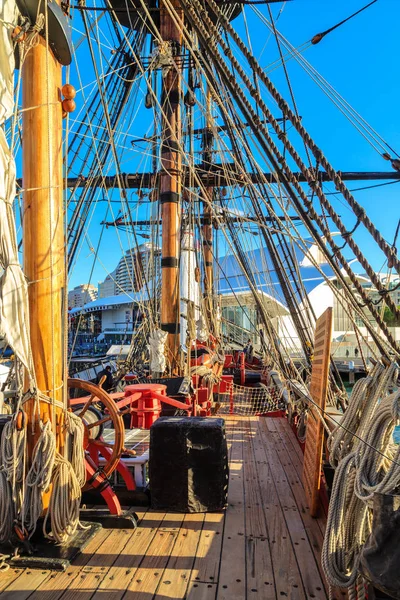 库克船长1764年的船 在澳大利亚悉尼达令港的复制品 甲板的视图 显示船上使用的绳索英里数 2019 — 图库照片