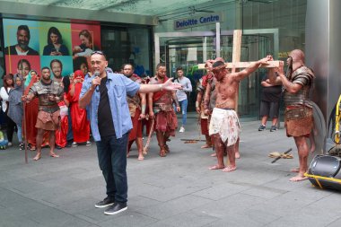 Auckland, Yeni Zelanda çarmıha gerilme bir Paskalya canlandıran. Bir sokak vaiz izleyicilerin adresleri, aktörler arka planda ISA ve Roma askerleri tasvir ederken. Mart 31 2018 
