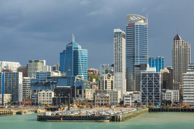 Auckland, Yeni Zelanda 'nın Merkez İş Bölgesi, limandan görülmüş. 21 Mart 2018 
