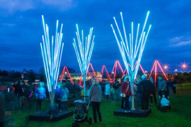 Auckland, Yeni Zelanda 'da bir parkta soyut ışık heykeller, Matariki kutlamak için, Maori yeni yıl. Temmuz 13 2019 