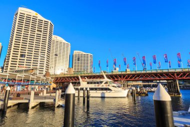 Darling Harbour, Sydney, Avustralya. 1902 yılında tamamlanan tarihi Pyrmont Köprüsü, suyu aşıyor. Liman, Merkezi kentin uzun ofis blokları tarafından gözden kaçan. Mayıs 27 2019