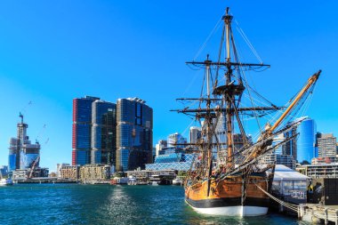 Kaptan Cook'un ünlü on sekizinci yüzyıl gemisi Hms Endeavour'un Darling Harbour, Sydney, Avustralya'daki bir kopyası. Arkasında Uluslararası Kuleler var. 29 Mayıs 2019 