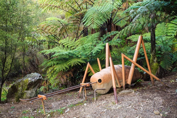 Skulptur Weta Gigantisk Nya Zeeland Insekt Omgiven Skog — Stockfoto