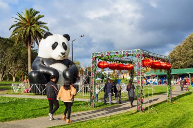 Dev bir şişme panda ve asılı Çin fenerler Bir Auckland, Yeni Zelanda parkta Çin ay (sonbahar ortası) festival kutlamaları ziyaretçileri selamlıyorum. 13 Eylül 2019 