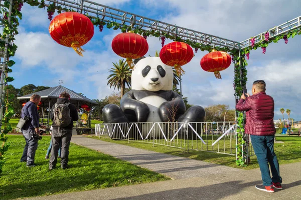 Gente Admirando Luna China Mediados Otoño Decoraciones Del Festival Parque — Foto de Stock