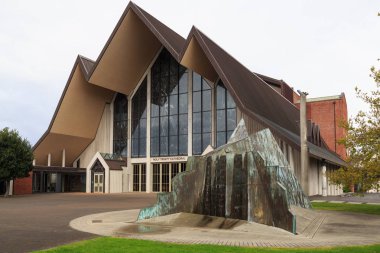 Auckland, Yeni Zelanda'daki Holy Trinity Katedrali'nin ana cephesi, dramatik bir sözde 