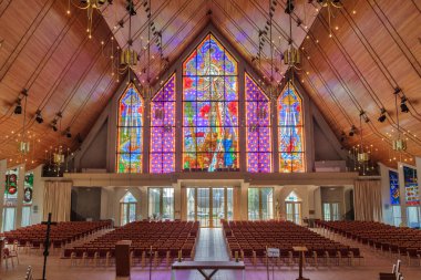 Auckland, Yeni Zelanda'daki Holy Trinity Katedrali'nin güzel iç mekanı, Büyük Pencere'nin vitraylarına doğru bakıyor. 14 Eylül 2019 